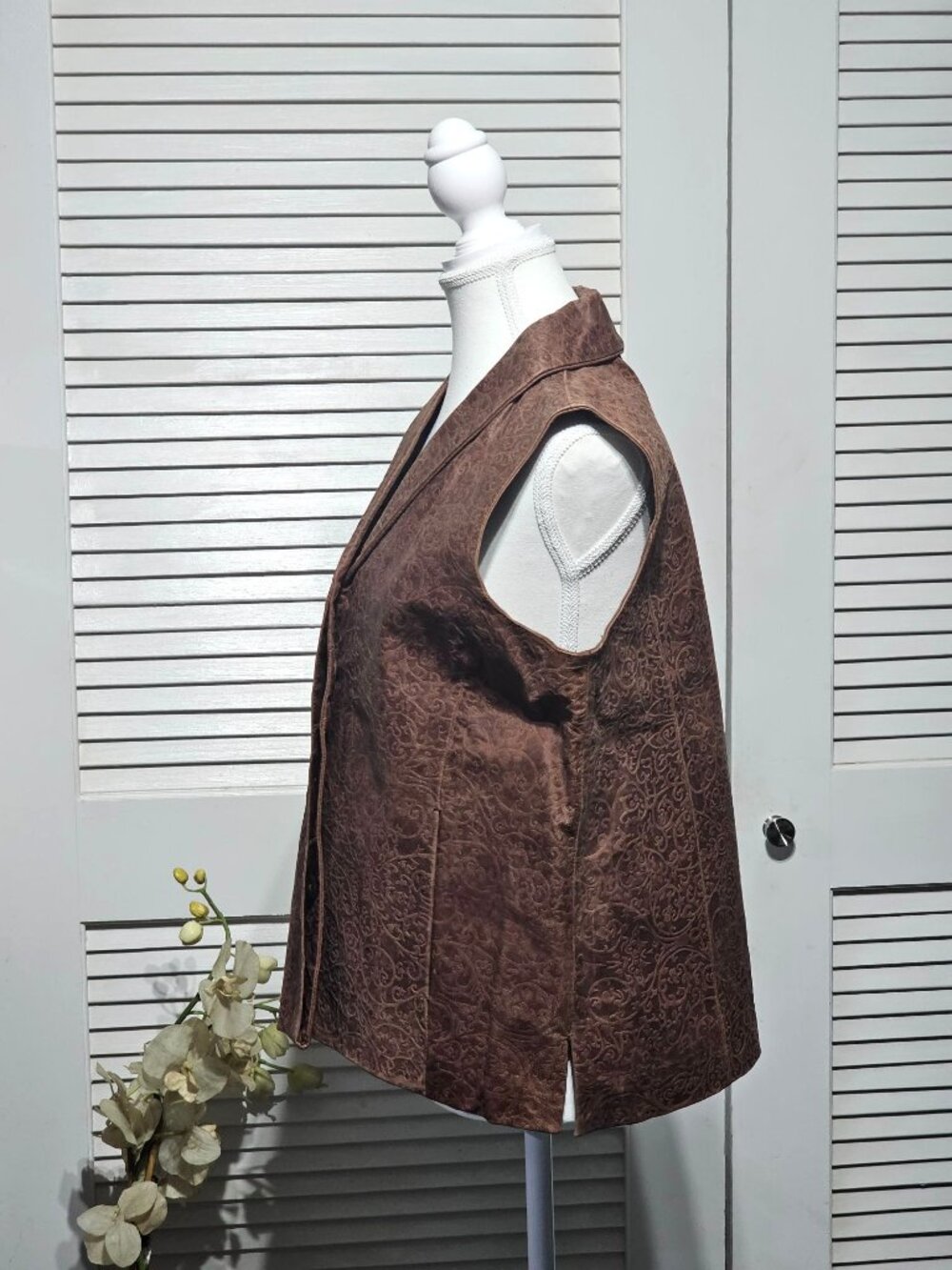 NWT Coldwater Creek Women's Embossed Brown Leather Button Front Vest Size M 3221 - Picture 4 of 12